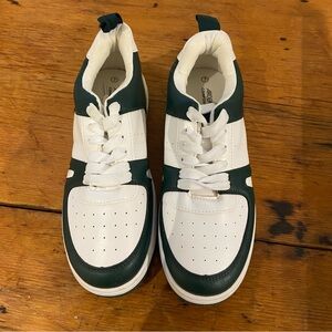 SZ 7 Sneakers